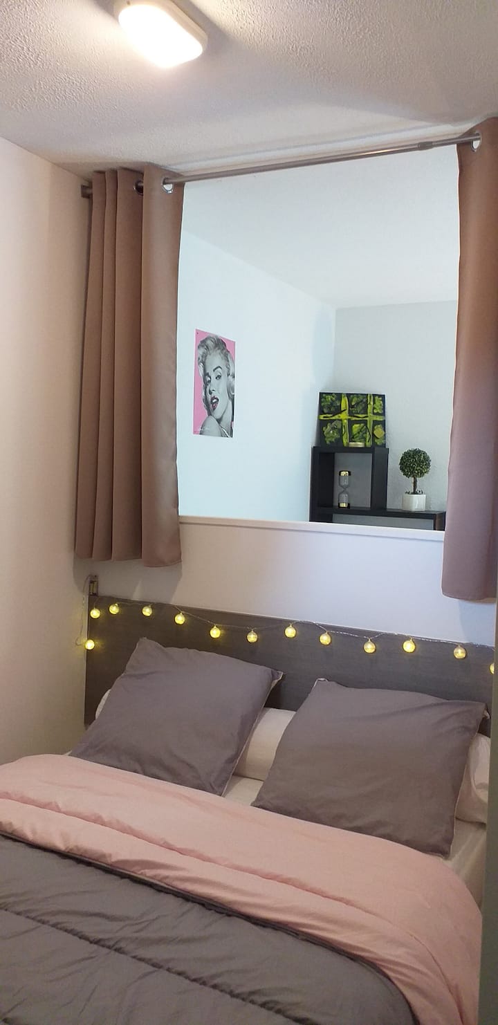 priestor na spanie vedľa obývacej izby, manželská  posteľ