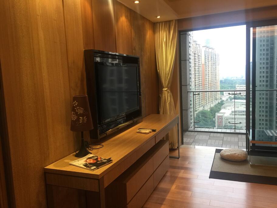 65平米一房一厅套间,豪华装修,墙面为墙纸+实木+大理石,地板为大理石+实木,细节体现品质生活。65m2,1 bedroom+1 living room, luxury decorated with wallpaper+wood and marble.