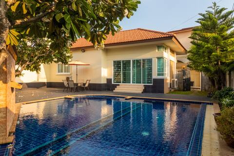 +Central Pool Villa+cinema room+groups+families+