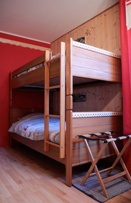 Lits superposés (matelas neuf) et porte bagages