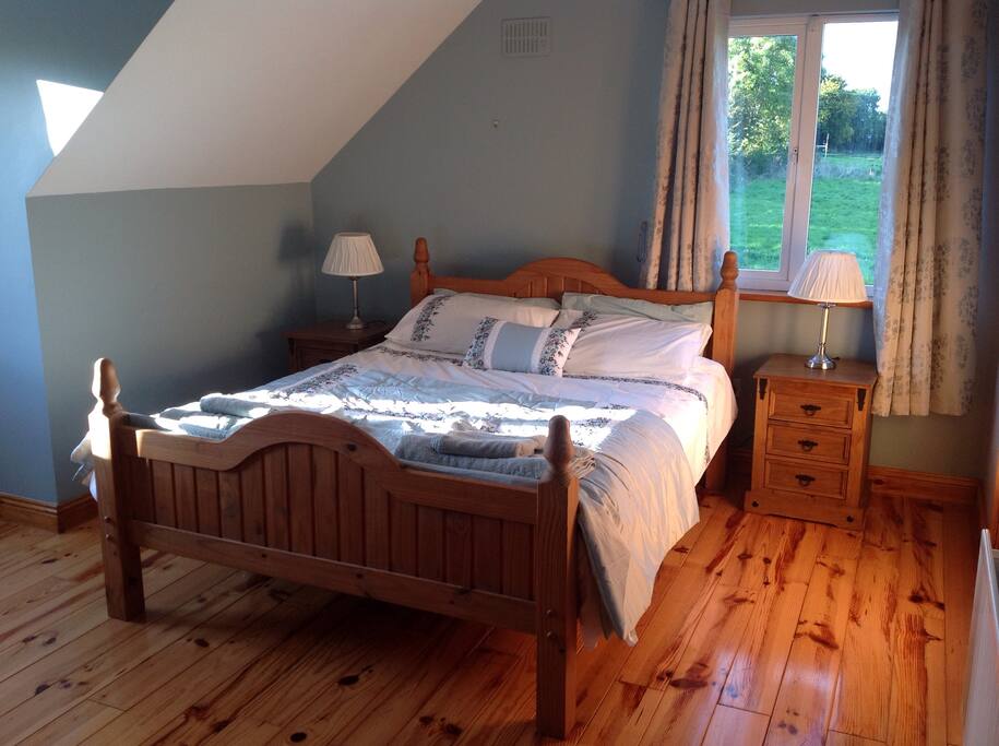 King sized bed in spacious room