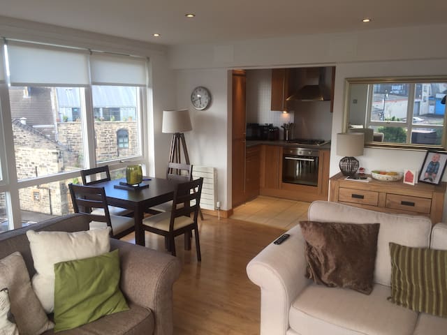 Bright,modern double bedroom -The Shore, Edinburgh
