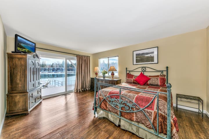 La chambre 2 est située au rez-de-chaussée et dispose d'un lit Queen Size, d'une télévision de 30'' avec lecteur DVD, d'une grande terrasse et d'une vue sur l'eau.