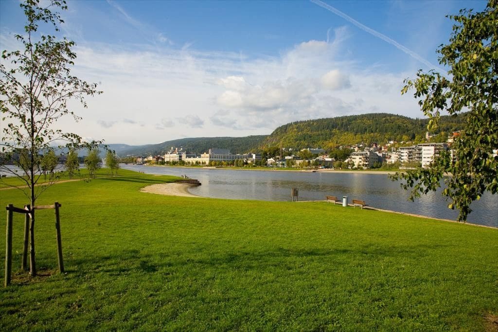 few hundred metres away from the River-promenade and beautiful scenery along the river DrammensElva