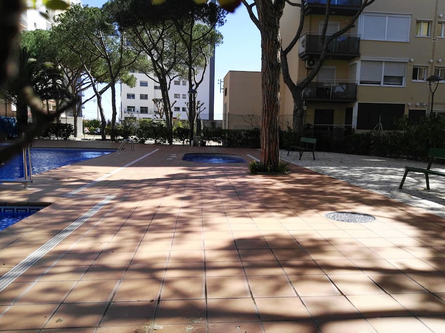 La piscina grande dispone de una entrada adaptada, accesible para personas con discapacidad