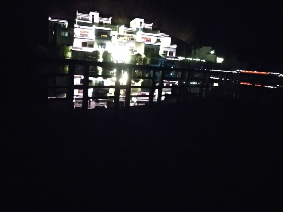 西奈度假屋湖畔对面的斯路何庄大酒店