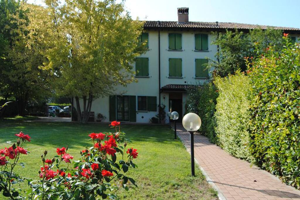 Vista dell'ingresso indipendente e giardino