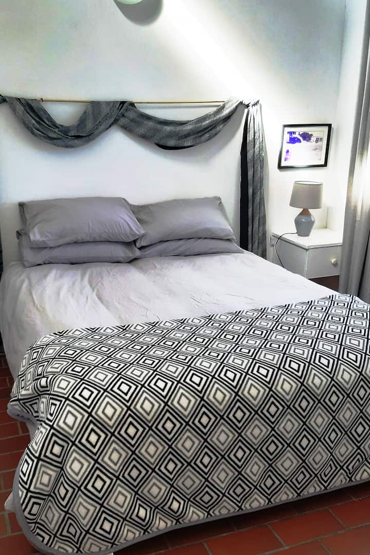 Секоја спална соба има дополнителни ќебиња и греалки за масло обезбедени во текот на зимата.