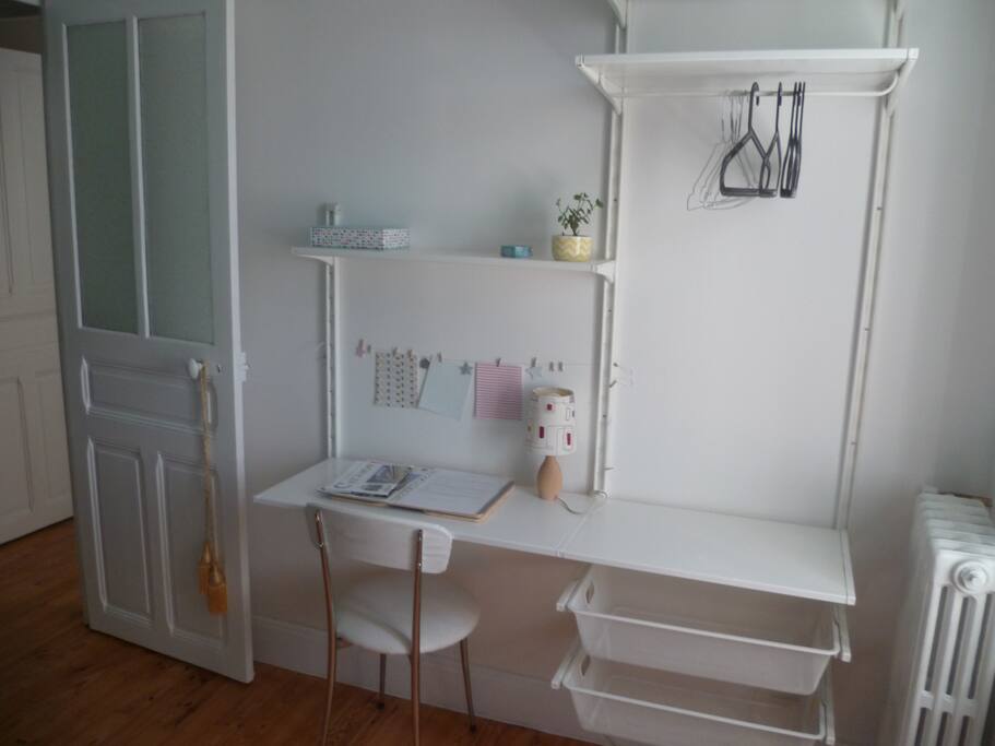 bureau et penderie dans la chambre