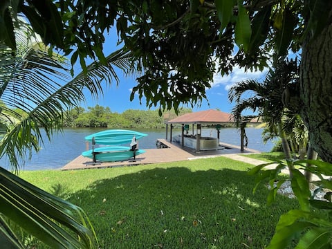 Waterfront 5 br/4 bthr Private Pool and Hot Tub