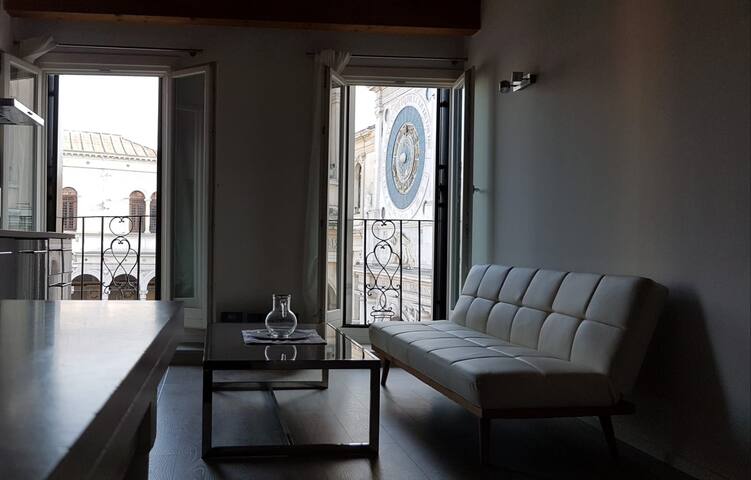 All’ombra dell’orologio