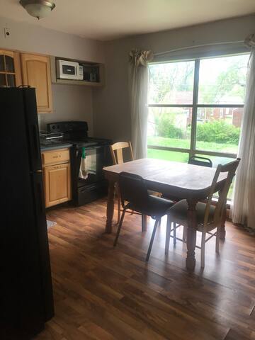 Rustic Rooms by the Airport for parents and kids