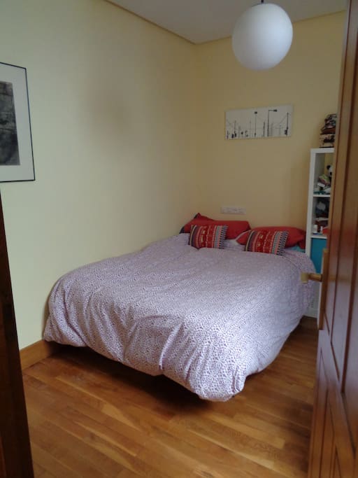 Cozy and quiet double bed in interior bedroom. Cama matrimonio en la habitacion interior. Muy quieta con ventanas al patio.