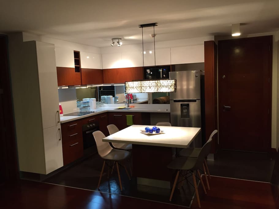 Modern kitchen and full equipped/ Cocina moderna y completamente equipada.