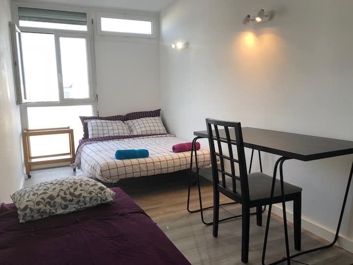 יש מקום להרבה צחוקים. 