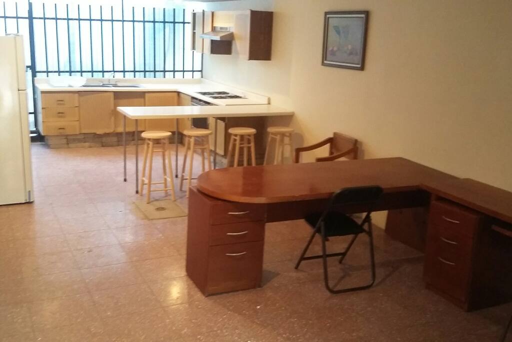 Area común con Cocineta equipada y área para portatiles