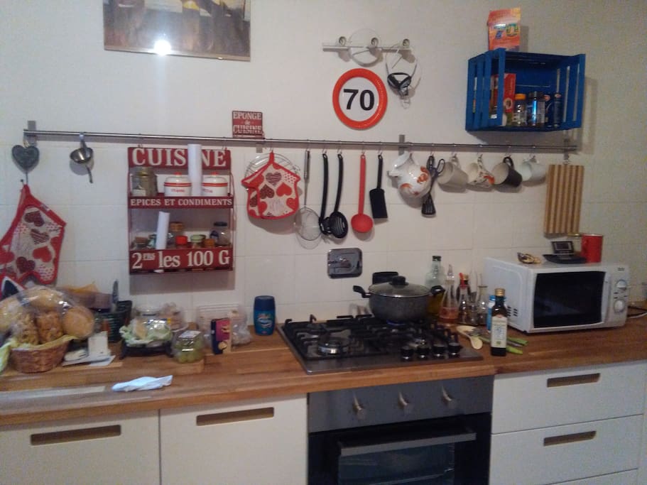 La cucina è dotata di tutto l'occorrente per cucinare con soddisfazione