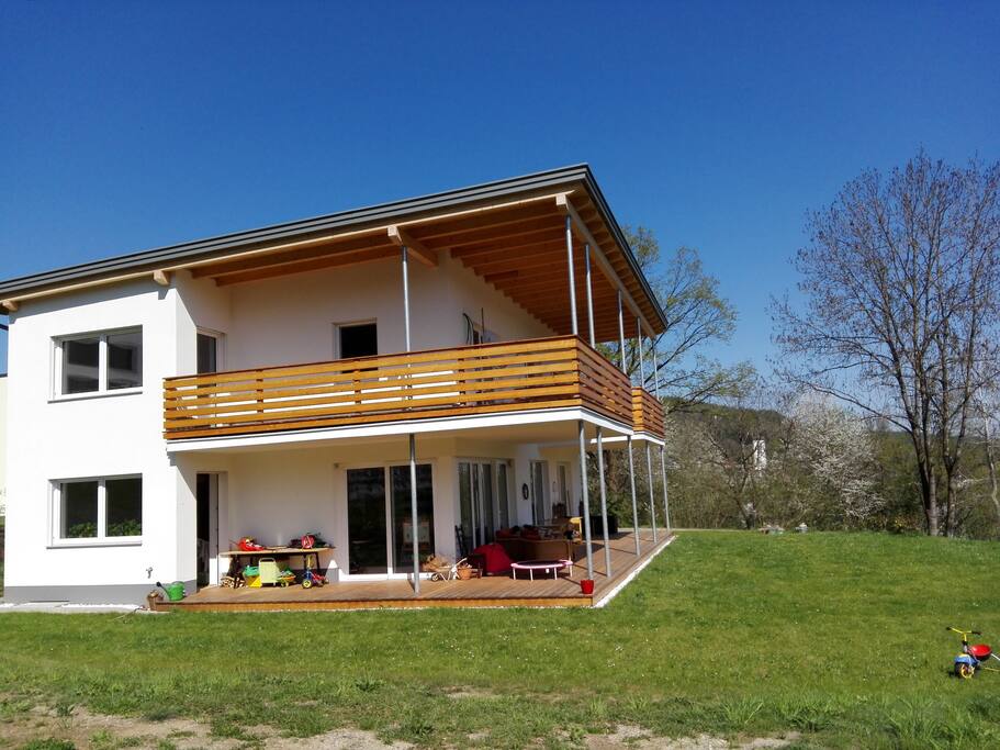 Holzterrasse mit viel Platz zum Sonnen, Spielen, Essen etc. Fotos der 4 Schlafzimmer folgen - ich muss aufräumen! :)