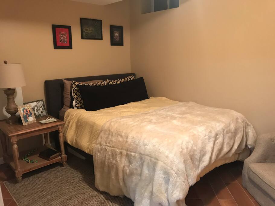 Master Bedroom - Queen bed with private bathroom