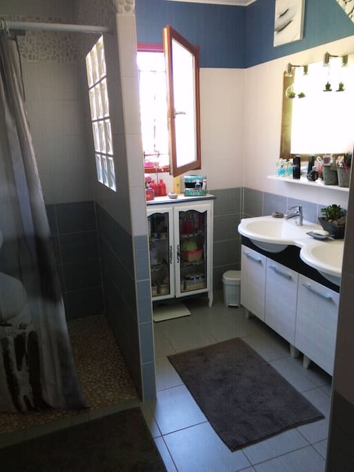 Salle de bain commune