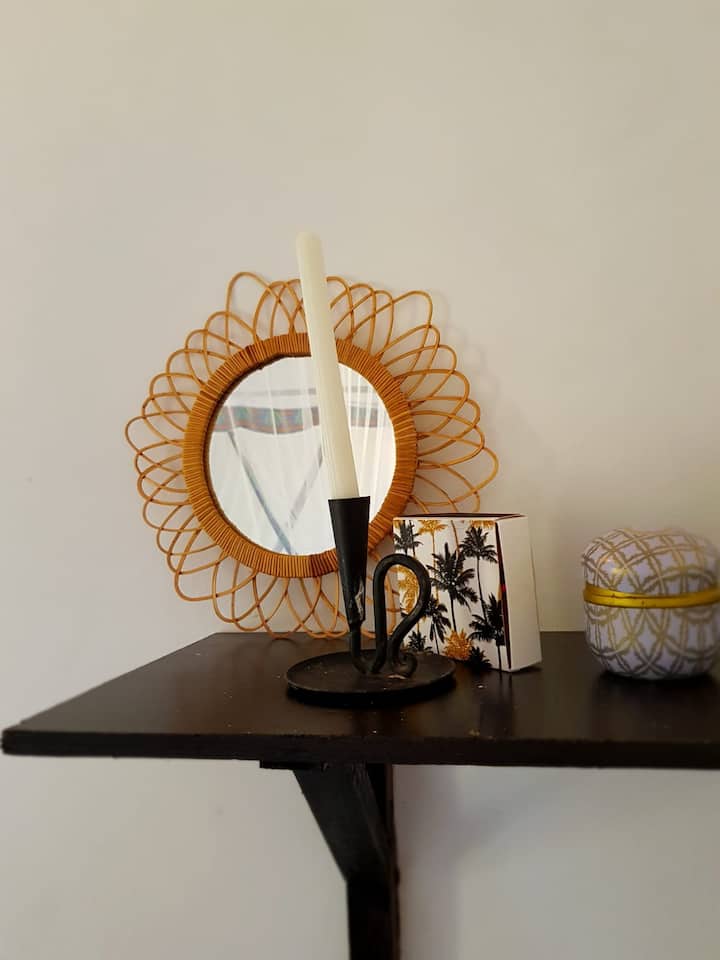estanterías para ropa y cosas preciosas.