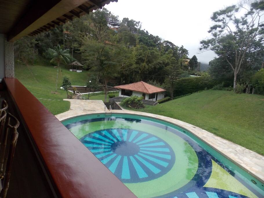 Visão da piscina de cima, com a casa 01 atras.