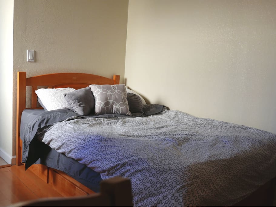 Full size bed. Freshly laundered sheets are given for each stay so colors of bed scheme might differ slightly.