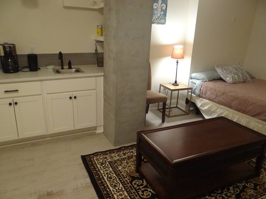 kitchenette (w/refrigerator)