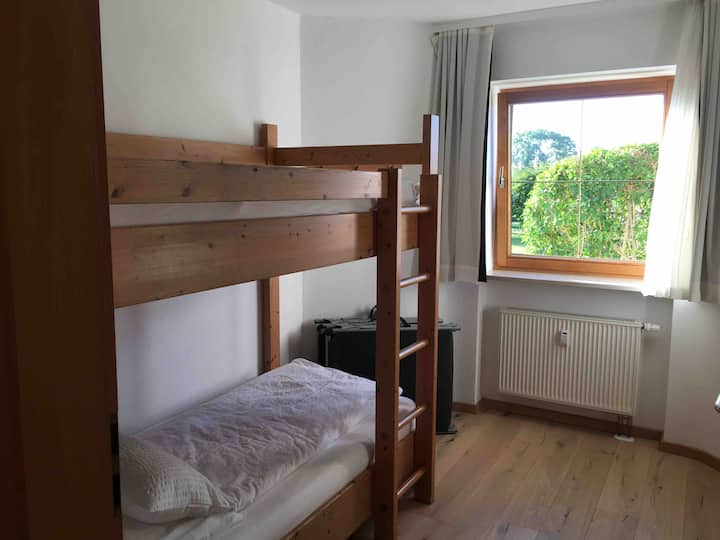 带双层床的第二间卧室