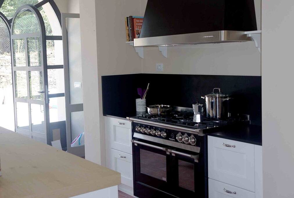 Classic quasi professional gas and electric stove
