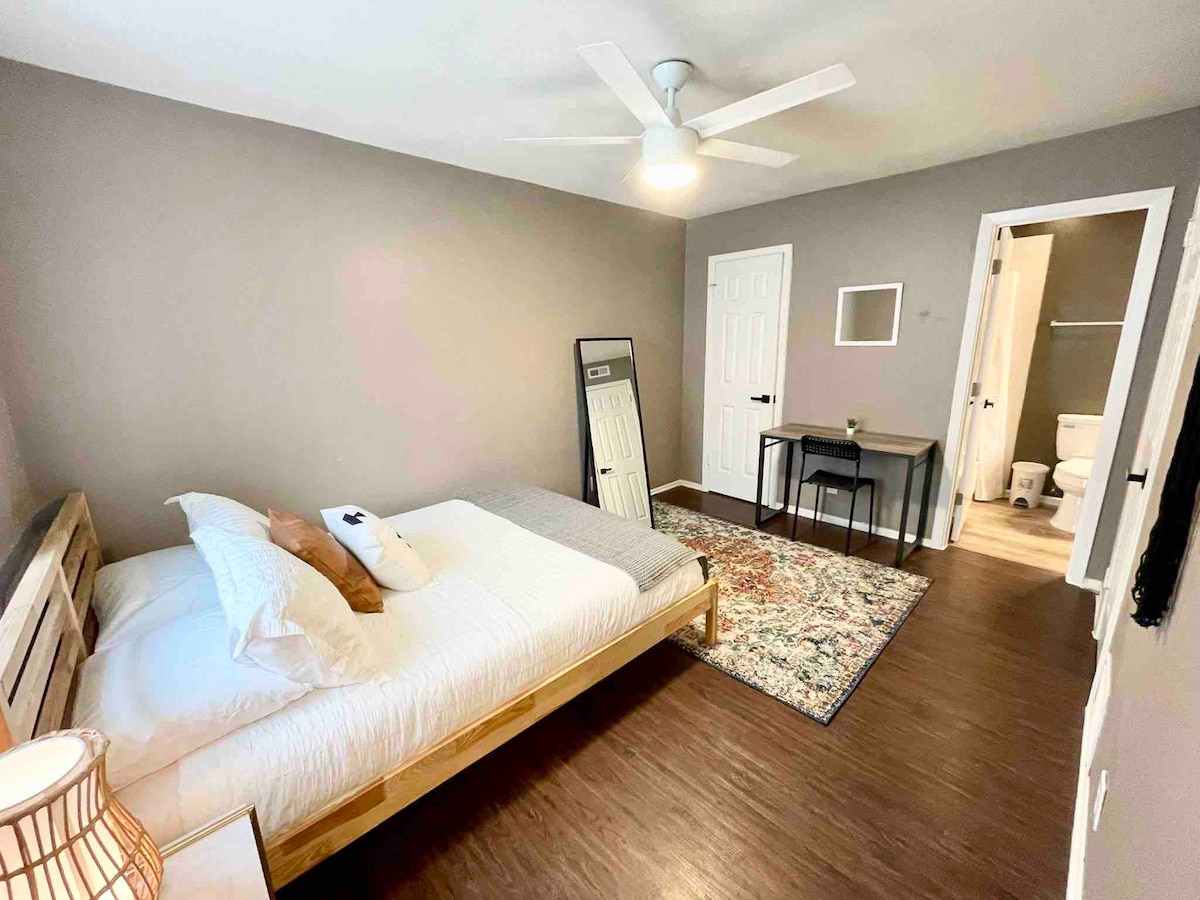 Central 2BR Retreat 5mi from Downtown Patio MC