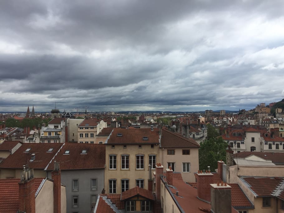 Vu sur Lyon depuis la pièce où vous dormez