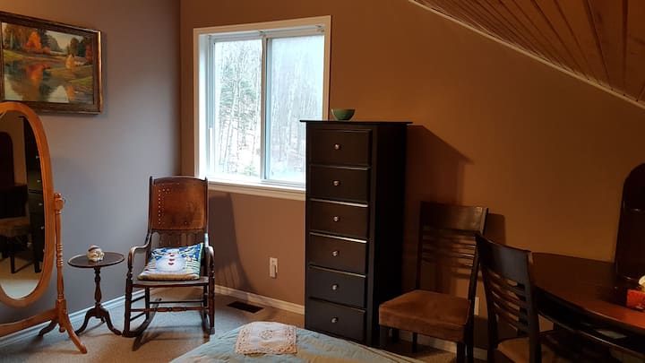 Siediti sulla sedia a dondolo e goditi il panorama o un libro.