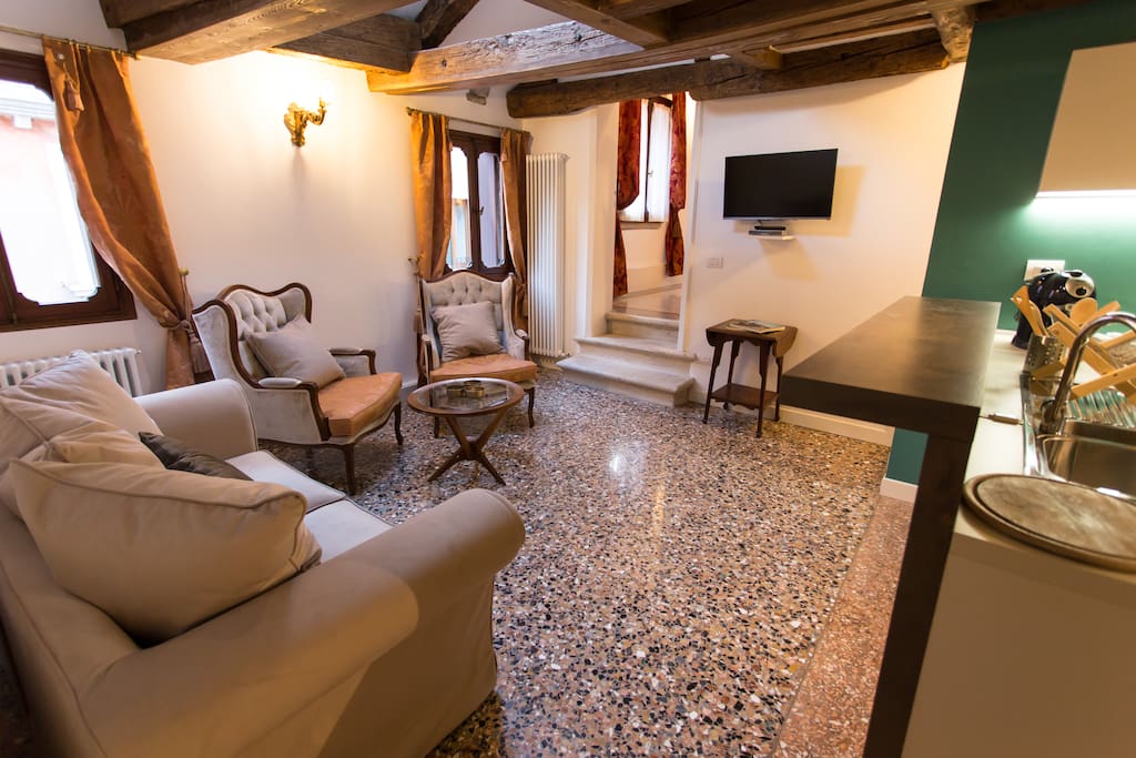 Salone con cucina open space totalmente attrezzata
*
Open space lounge room with fully equipped kitchen
