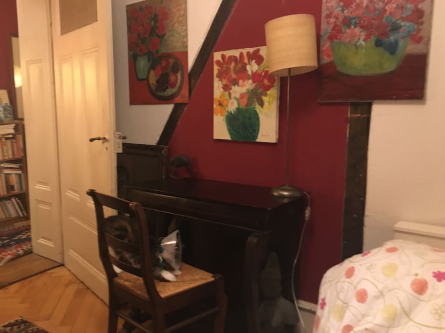 The charming small antic bed room