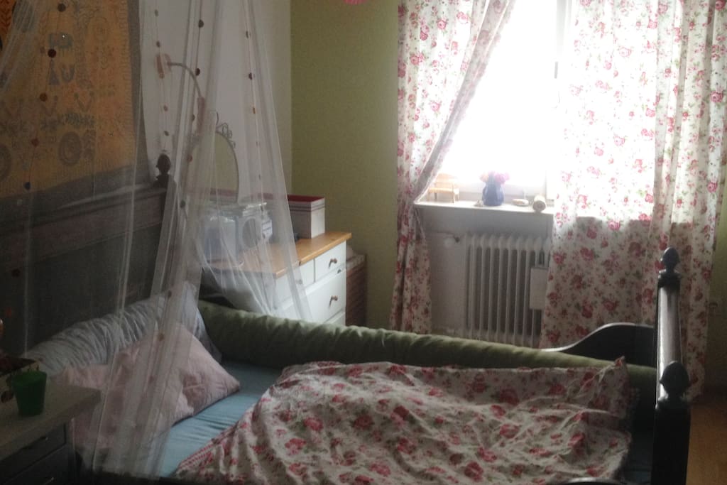 Romantisch eingerichtetes Zimmer mit antiquem französischen Bett