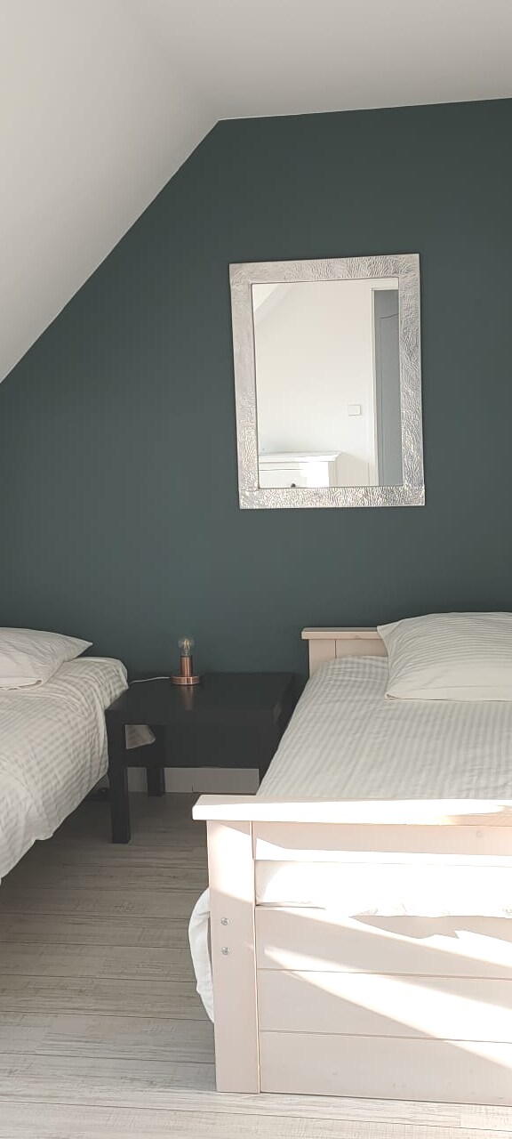 卧室4 ： 2张单人床，可连接在一起，可欣赏花园和大海的美景