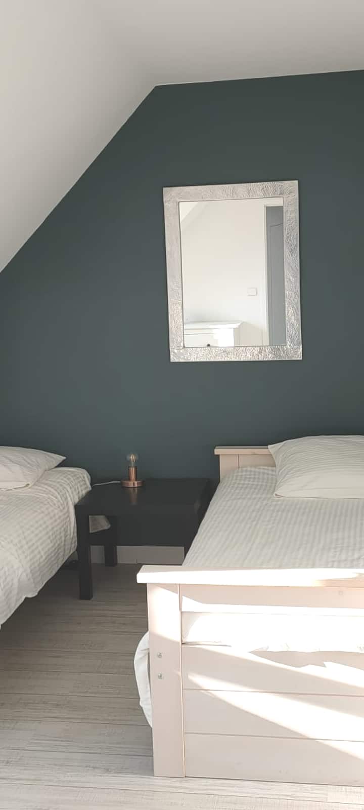 Spavaća soba 4 : 2 kreveta za jednu osobu koji se mogu spojiti ,  pogled na vrt i more