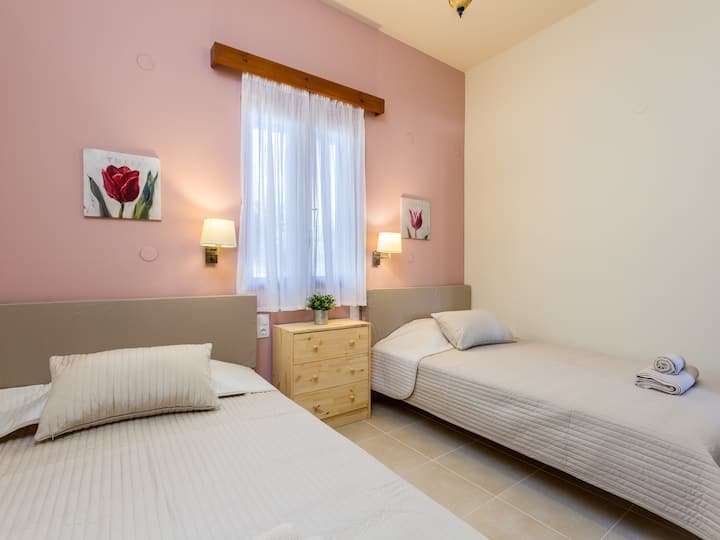 Seconda camera da letto con due letti matrimoniali. Aria condizionata e TV a schermo piatto