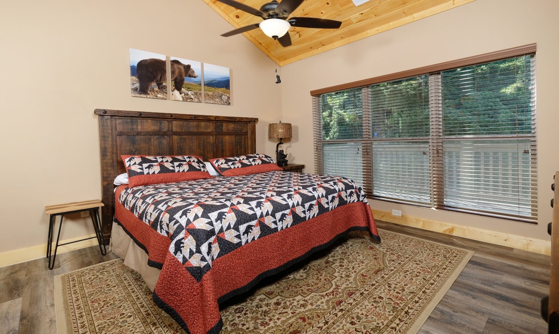 חדר שינה למעלה עם מיטת קינג