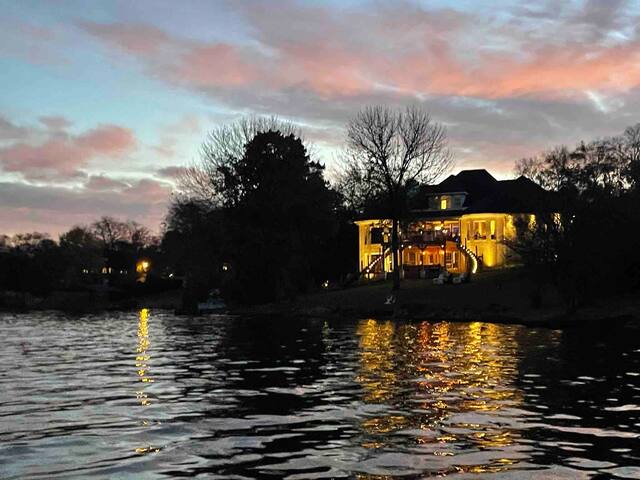 Mansion Luxury@Lakehouse Pool/Hot Tub for Big Fams gallery image 5