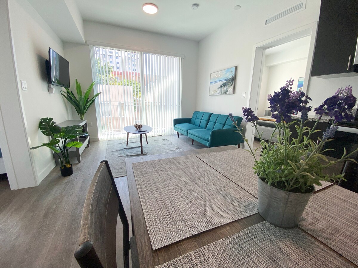 Successful Airbnb property: New, spacious and fully equipped 2bed/2bath apart in Orange Bowl