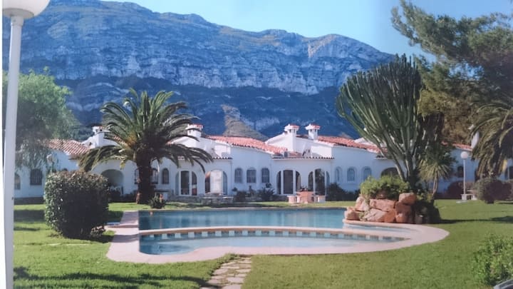 Casita Familiar En Comunidad Cerrada Con Piscina Compartida - Jávea