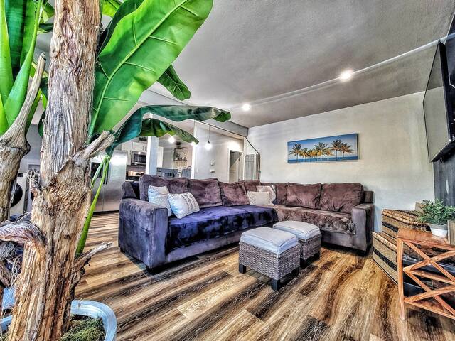 4BR 2B – Sleeps 19 – 70″ & 60″ TVs – Casas Cali gallery image 2