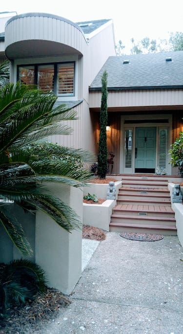 Front entry detail. Good dusk to dawn lighting makes it very comfortable to come home from one of the island restaurants after a delicious dinner!