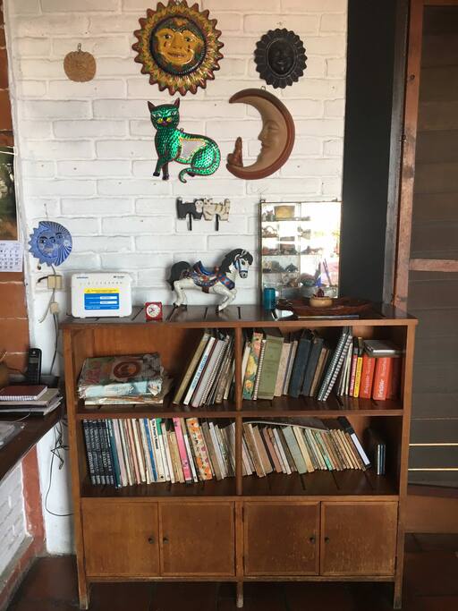 Librero del comedor con recetas