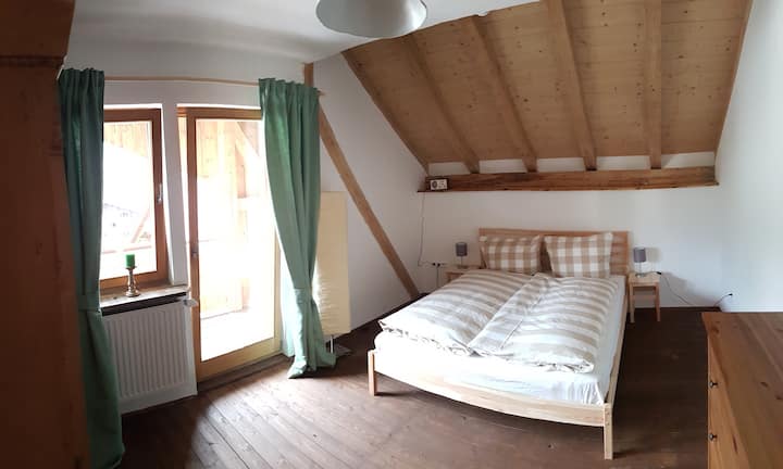 Schlafzimmer zum Dorfplatz