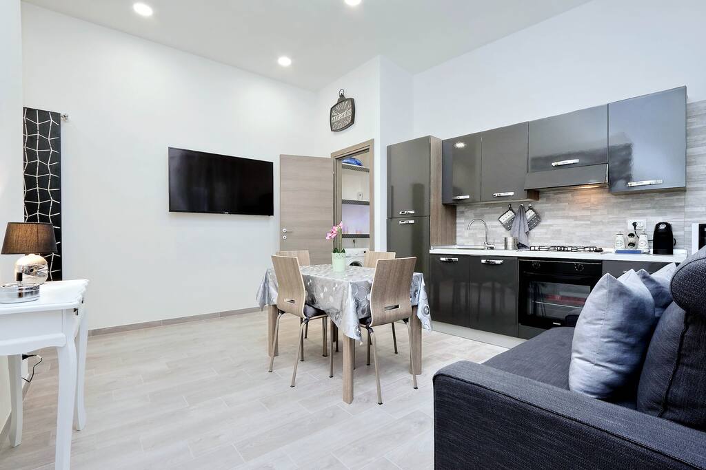 Ampio Soggiorno con cucina e divano letto