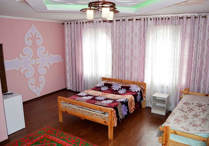 Фото коттеджи на иссык куле. Отель долинка иссык куль. Аренда в киргизии. Аренда в киргизии. Ош отели киргизия.