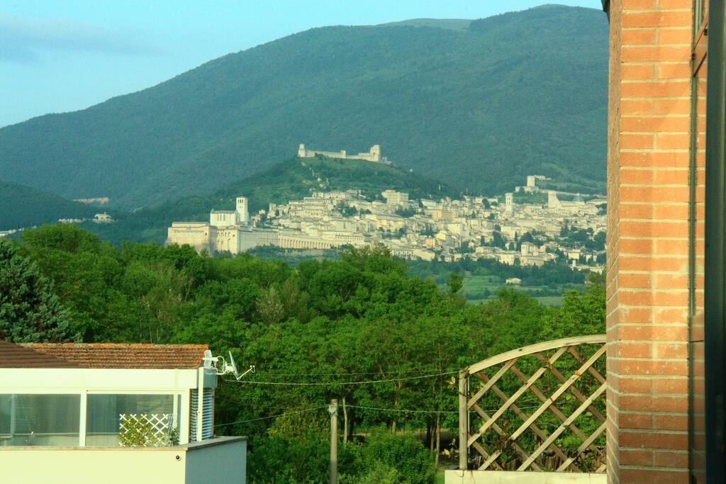 Vista su Assisi e sul percorso verde